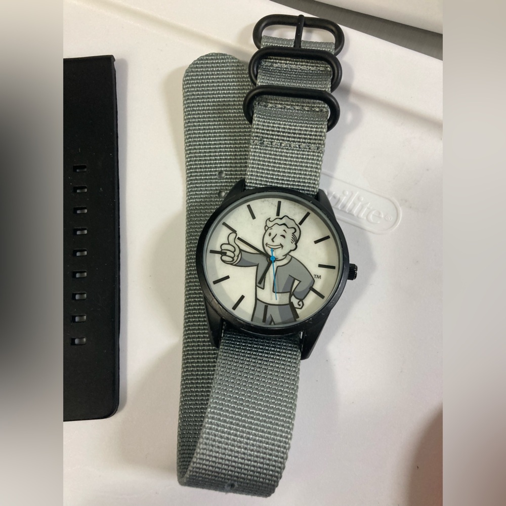 Fallout 2016 Vault Boy watch, Accutime, new battery, extra nato strap, RARE - Picture 3 of 17